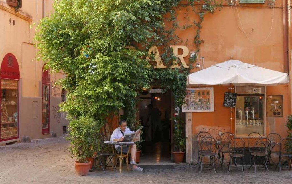 Un bar italiano tipico, tavolini all’aperto