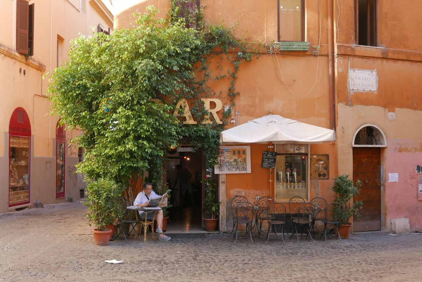 Un bar italiano tipico, tavolini all’aperto