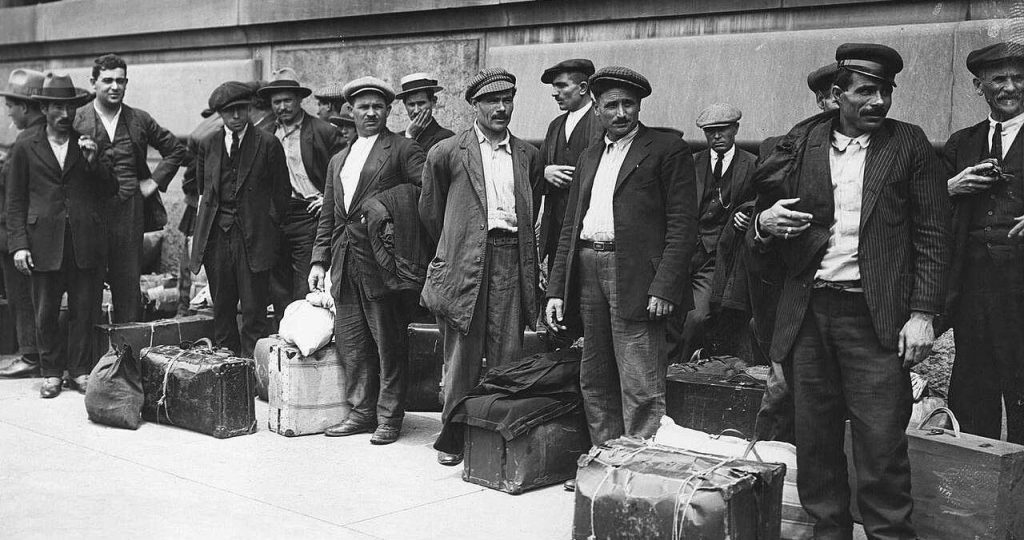 Famiglia di emigranti italiani con valigie, primi del Novecento
