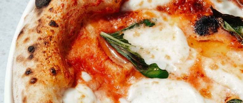 Pizza italiana tradizionale appena sfornata