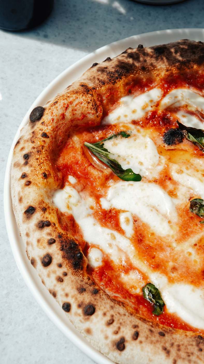 Pizza italiana tradizionale appena sfornata